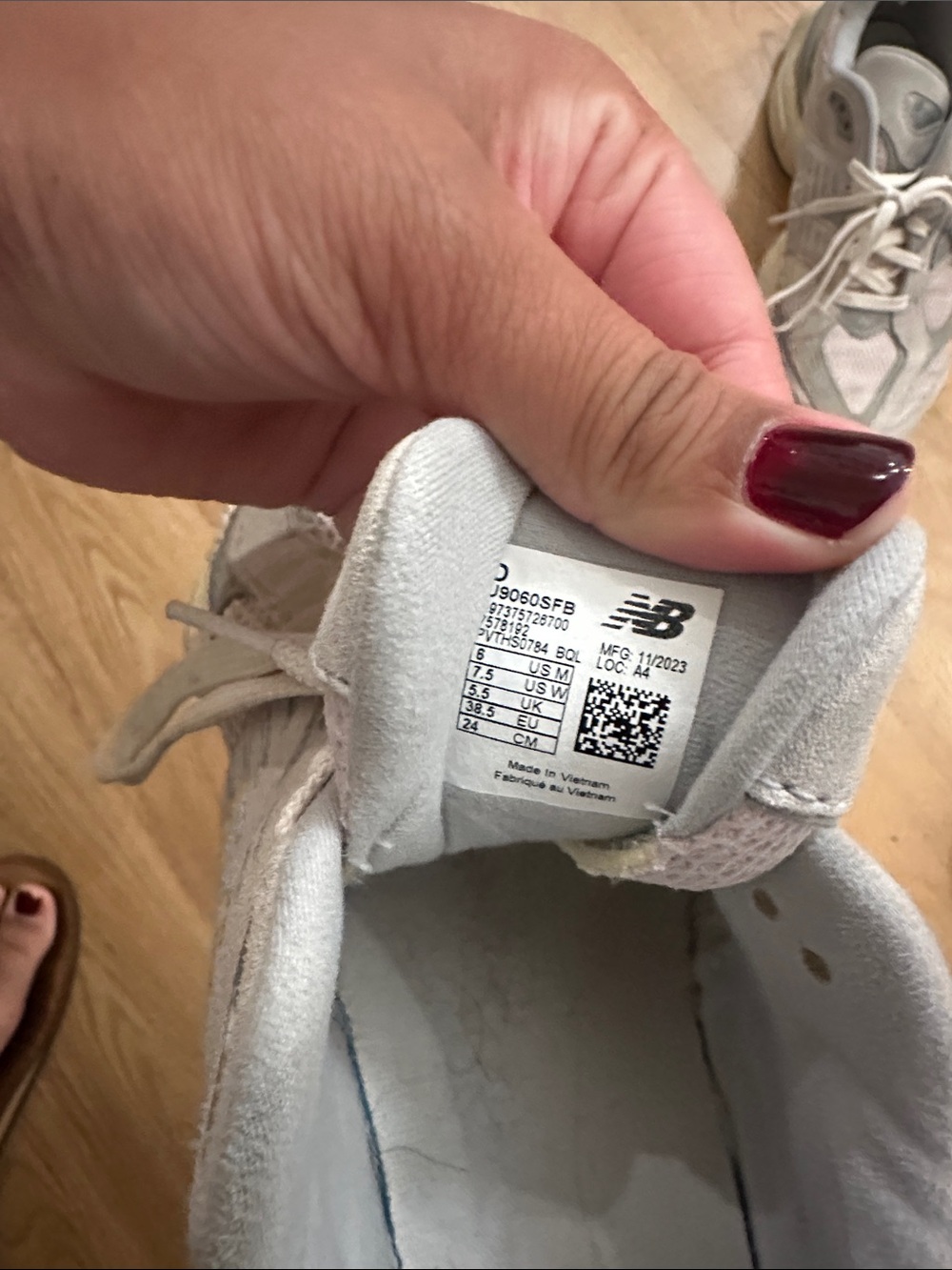 New Balance 1060 - Picture 3 of 4